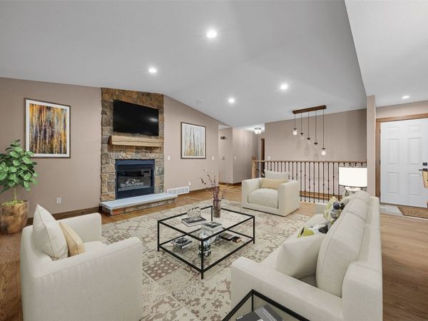 1355 Robins Road, Hiawatha, IA 52233