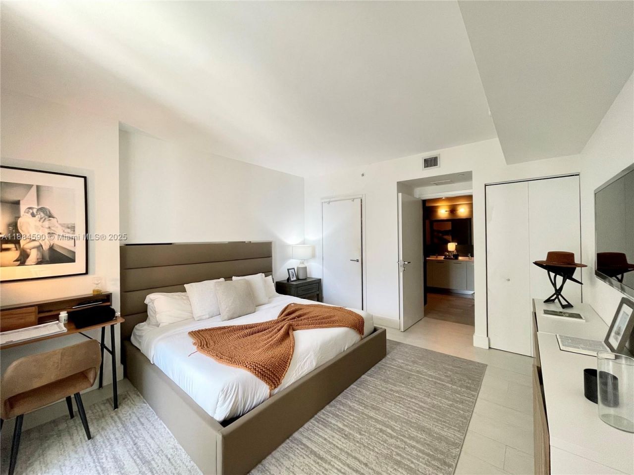 1300 Brickell Bay Dr, Unit 806, Miami, FL 33131 Photo