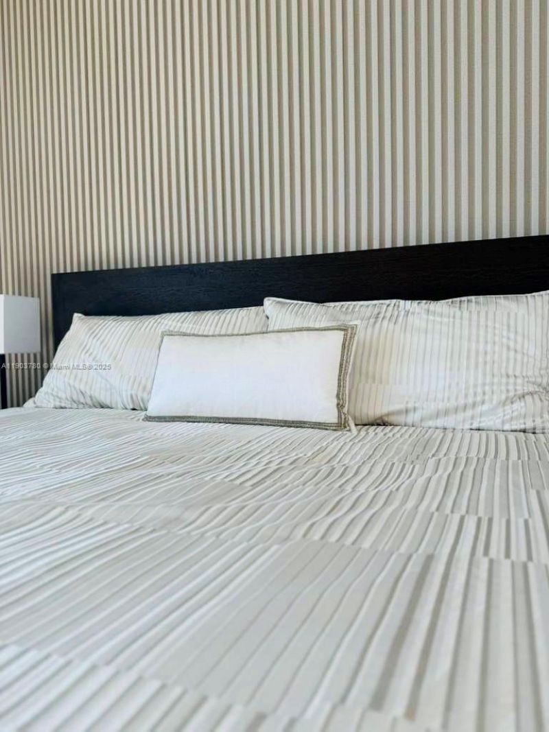 159 NE 6th St, Unit PH5014, Miami, FL 33132 Photo