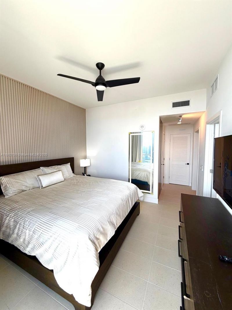 159 NE 6th St, Unit PH5014, Miami, FL 33132 Photo