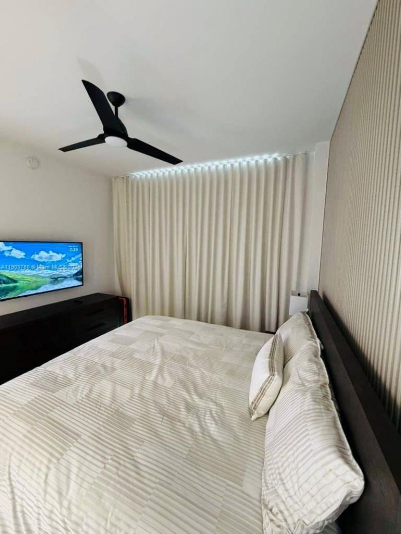 159 NE 6th St, Unit PH5014, Miami, FL 33132 Photo