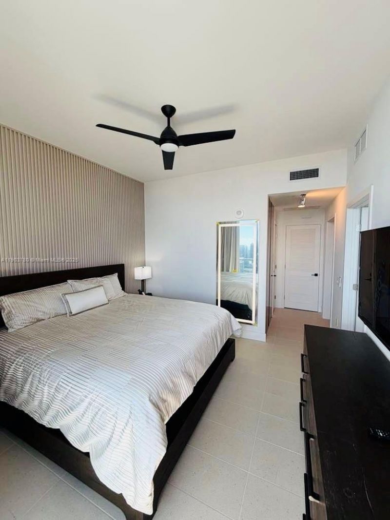 159 NE 6th St, Unit PH5014, Miami, FL 33132 Photo