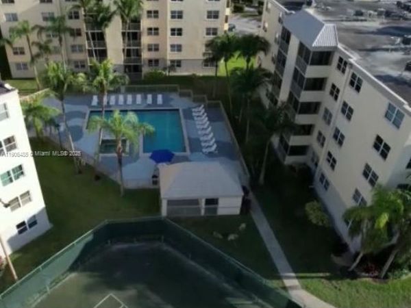 8290 Lake Dr, Unit 216, Doral, FL 33166