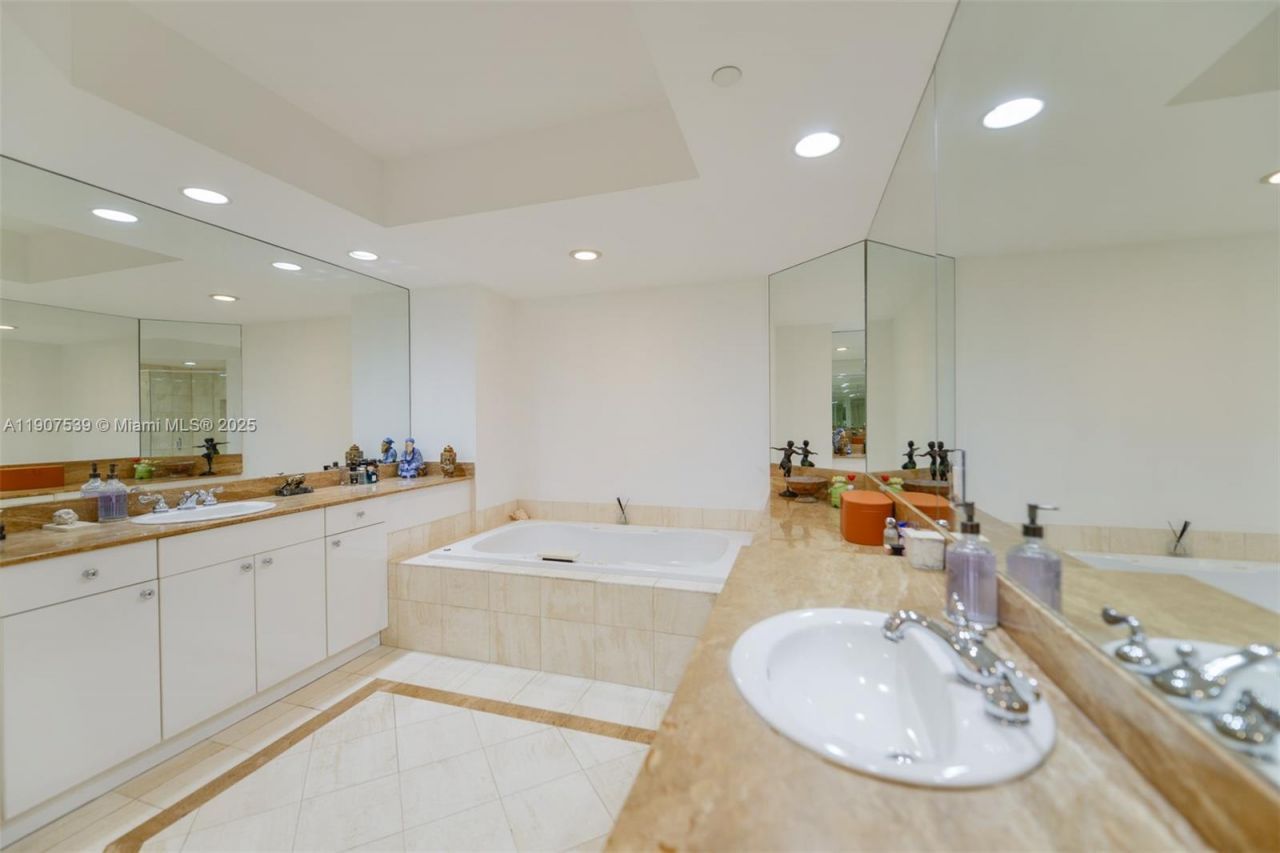 21050 Point Pl, Unit 702, Aventura, FL 33180 Photo