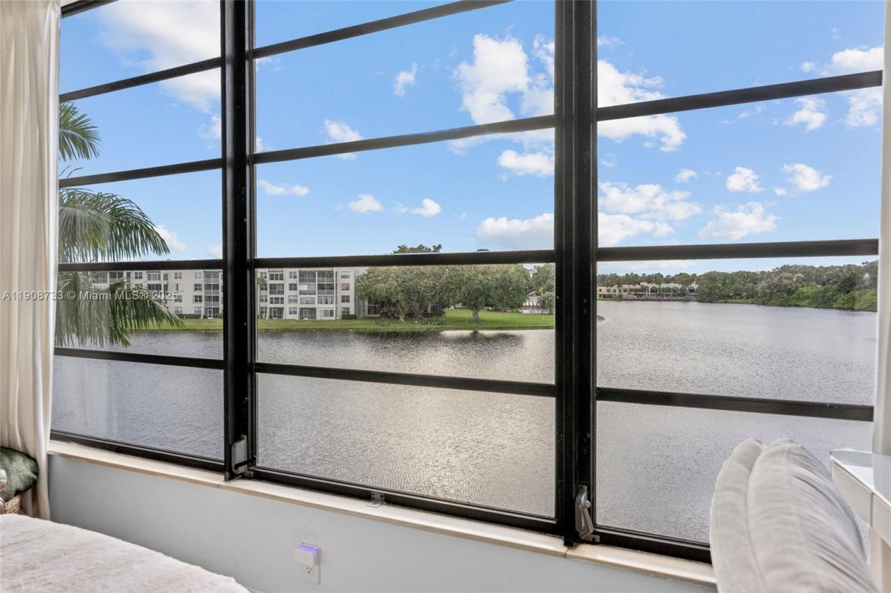 1532 Whitehall Dr, Unit 304, Davie, FL 33324 Photo