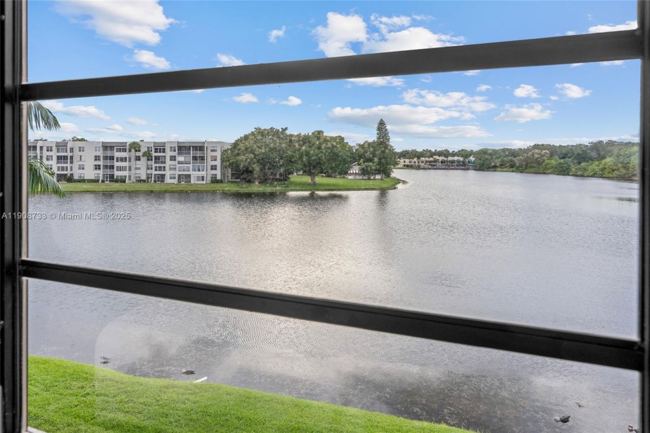 1532 Whitehall Dr, Unit 304, Davie, FL 33324 Photo