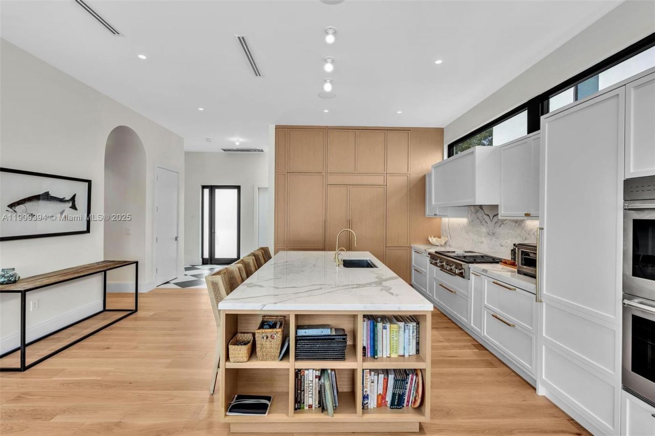 13045 Coronado Ter, North Miami, FL 33181 Photo