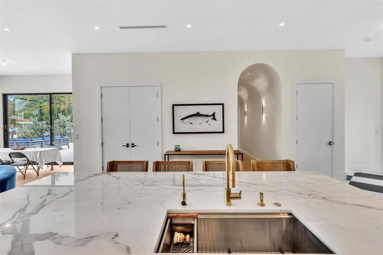 13045 Coronado Ter, North Miami, FL 33181 Photo