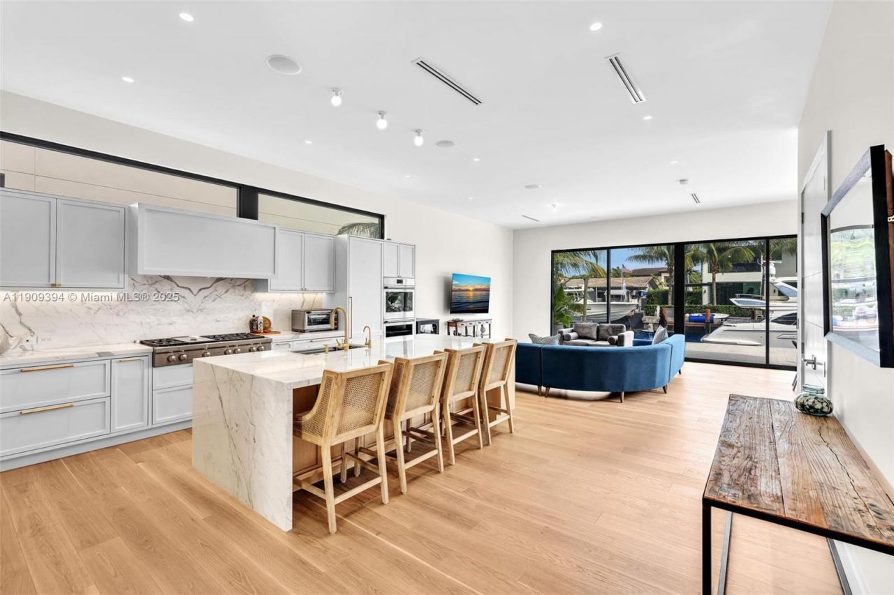 13045 Coronado Ter, North Miami, FL 33181 Photo