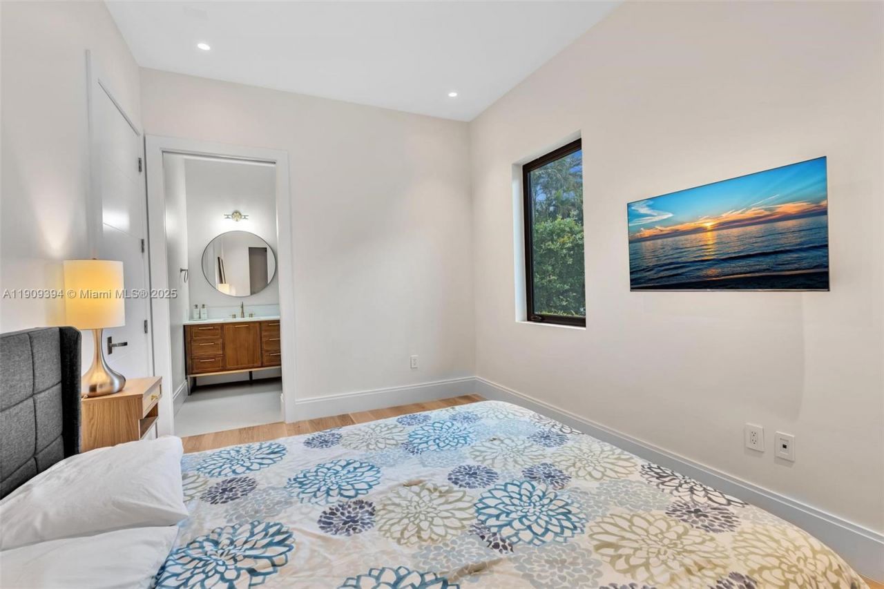 13045 Coronado Ter, North Miami, FL 33181 Photo