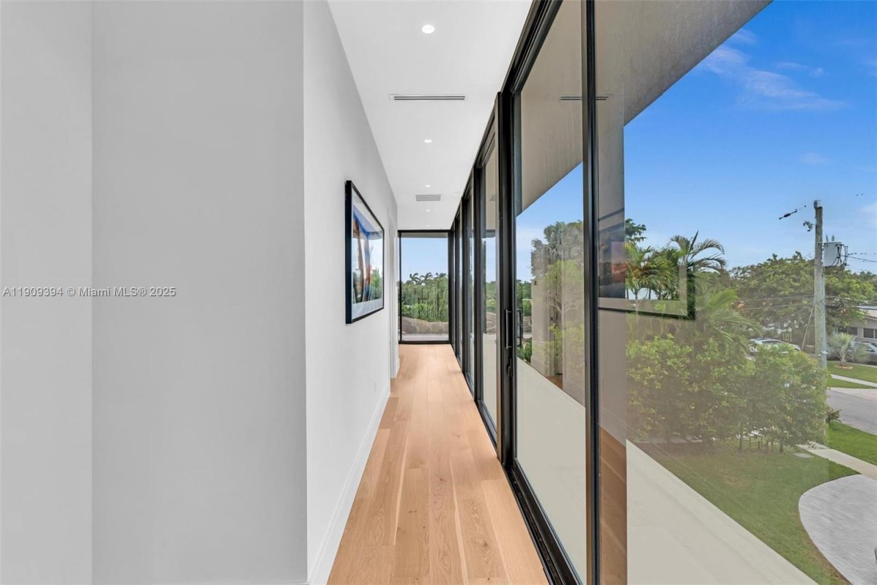 13045 Coronado Ter, North Miami, FL 33181 Photo