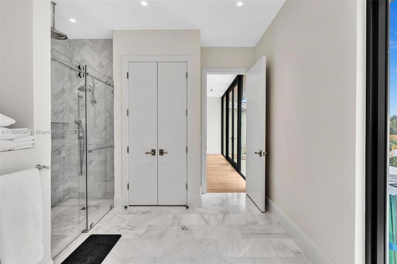 13045 Coronado Ter, North Miami, FL 33181 Photo