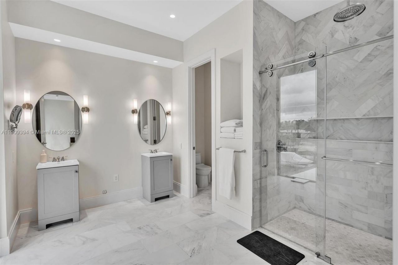 13045 Coronado Ter, North Miami, FL 33181 Photo