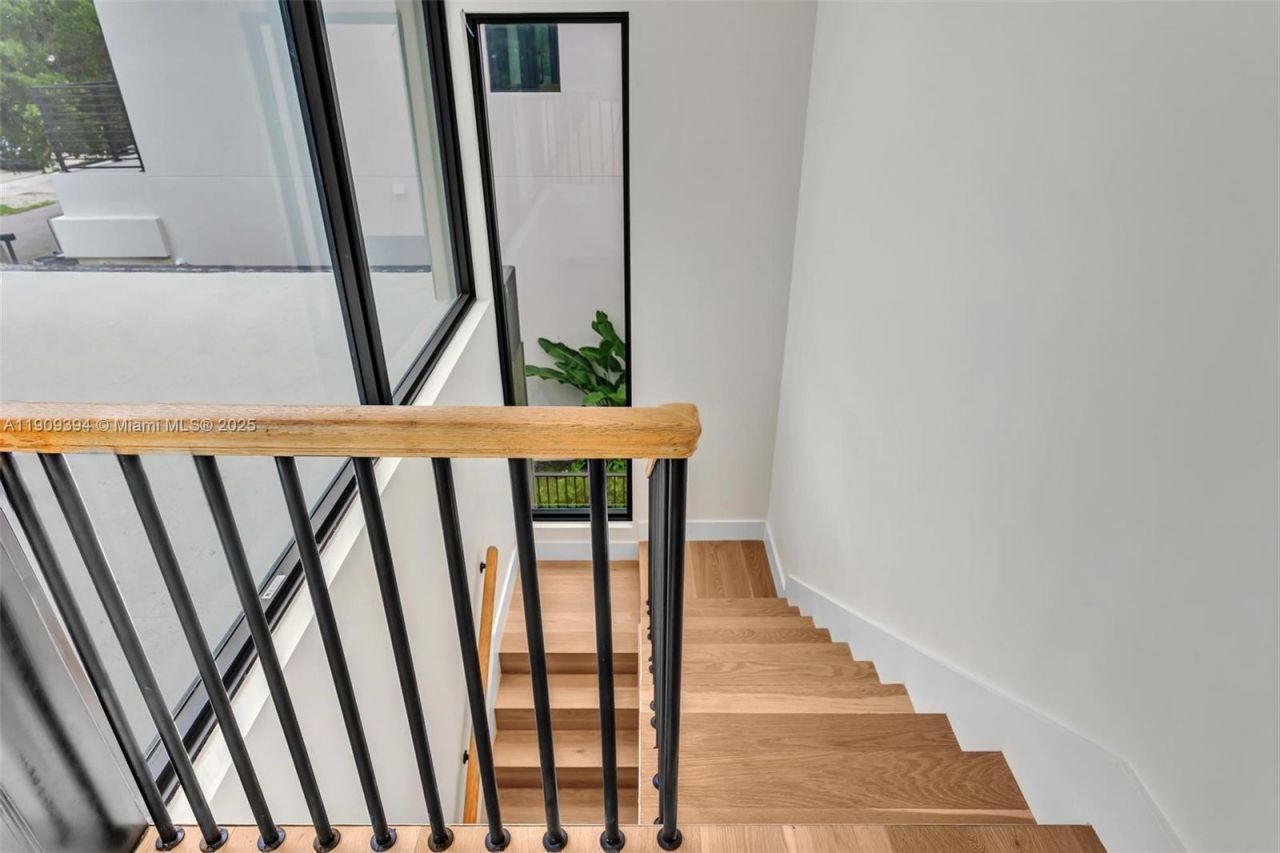 13045 Coronado Ter, North Miami, FL 33181 Photo