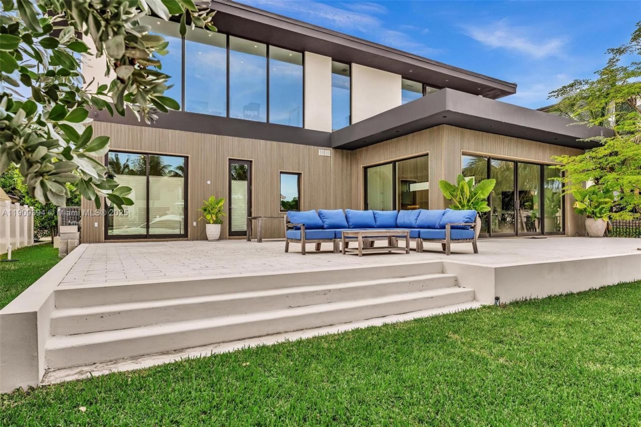 13045 Coronado Ter, North Miami, FL 33181 Photo