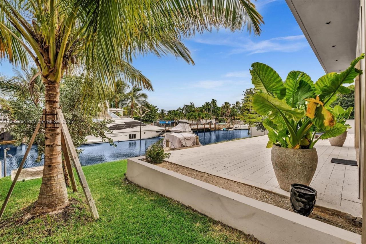 13045 Coronado Ter, North Miami, FL 33181 Photo