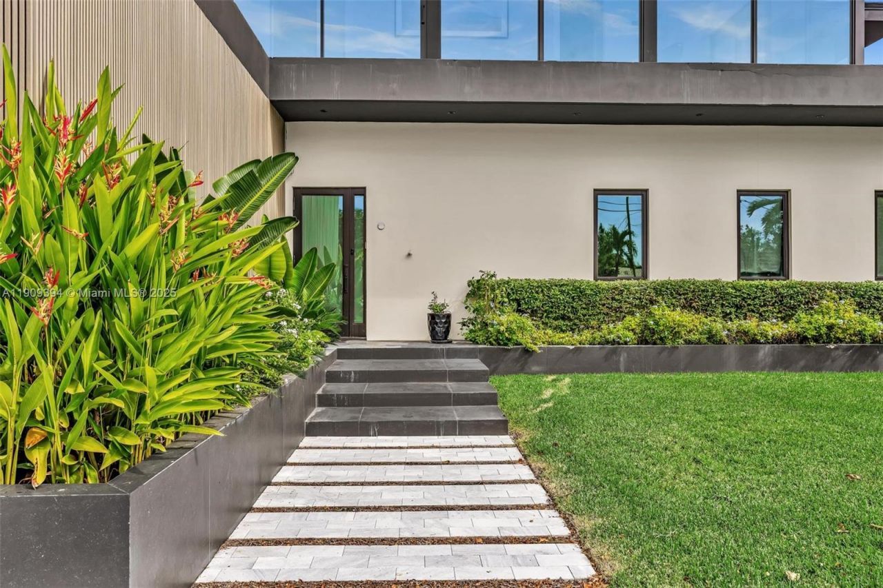 13045 Coronado Ter, North Miami, FL 33181 Photo