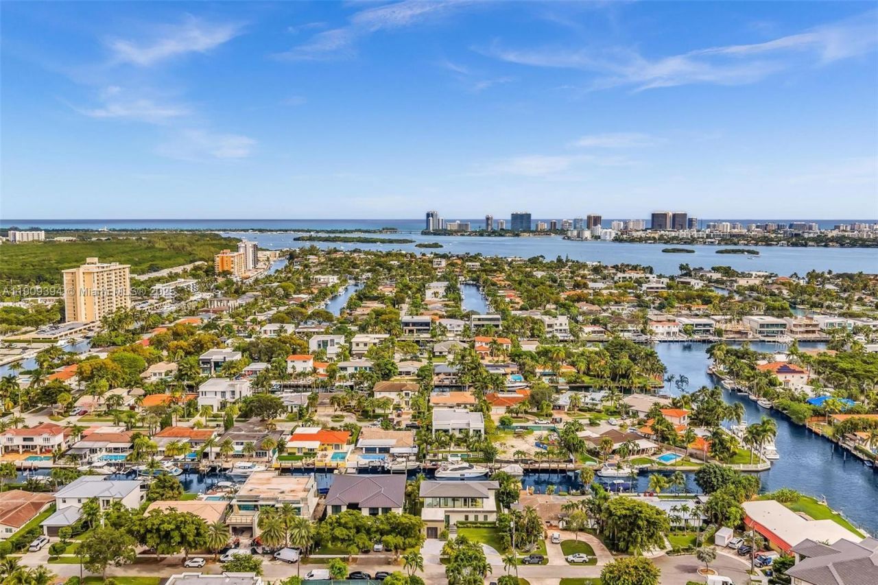 13045 Coronado Ter, North Miami, FL 33181 Photo