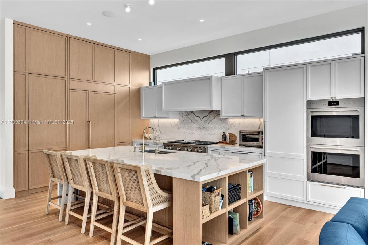 13045 Coronado Ter, North Miami, FL 33181 Photo