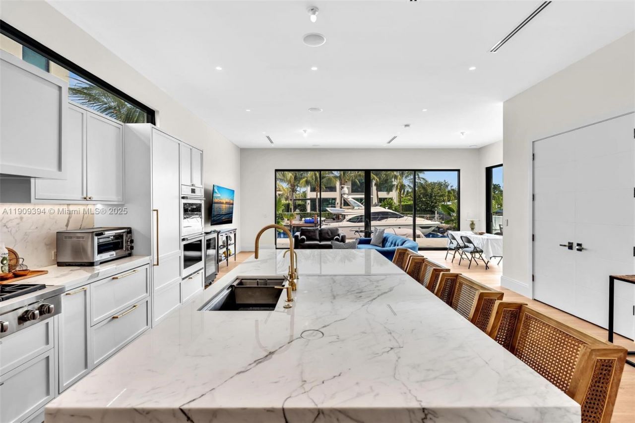 13045 Coronado Ter, North Miami, FL 33181 Photo