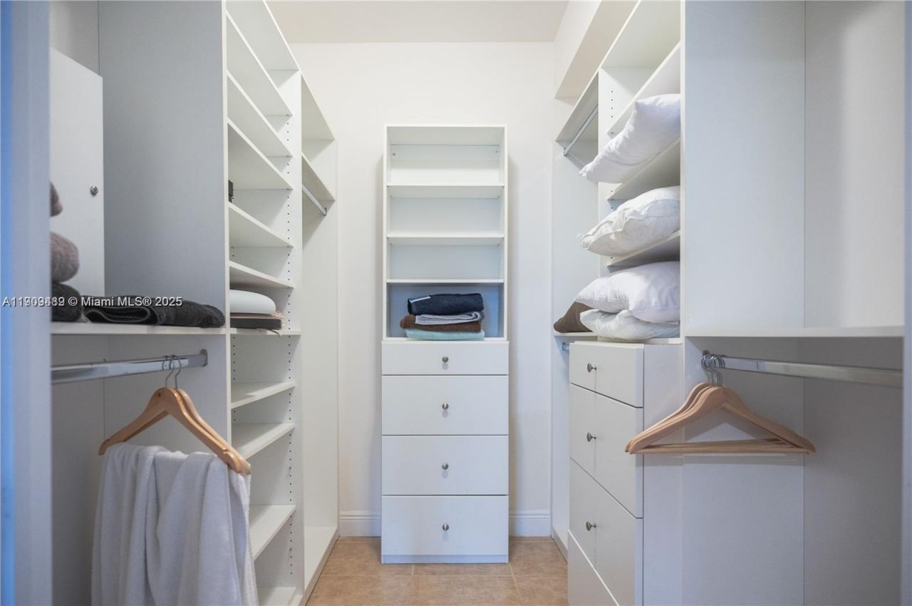 19900 E Country Club Dr, Unit 318, Aventura, FL 33180 Photo