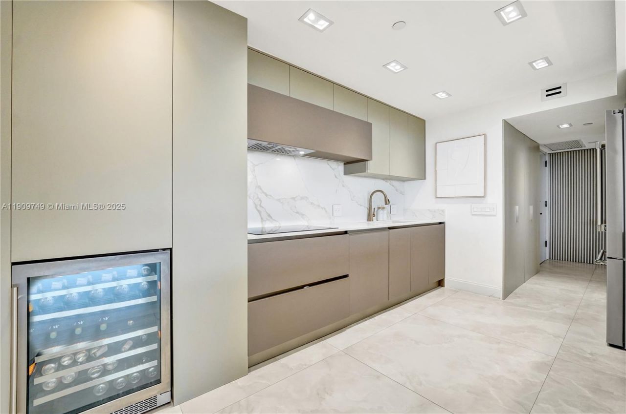 19667 Turnberry Way, Unit 27J, Aventura, FL 33180 Photo