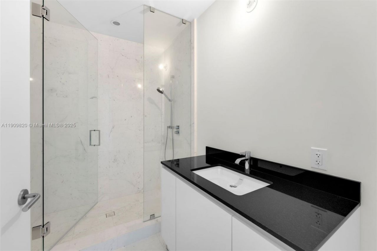 18555 Collins Ave, Unit 3205, Sunny Isles Beach, FL 33160 Photo