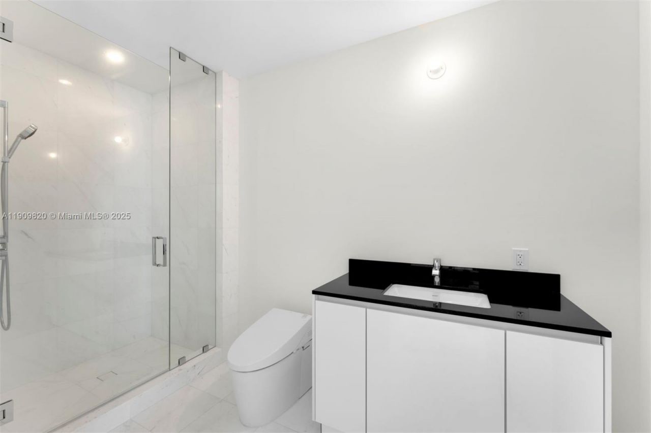 18555 Collins Ave, Unit 3205, Sunny Isles Beach, FL 33160 Photo