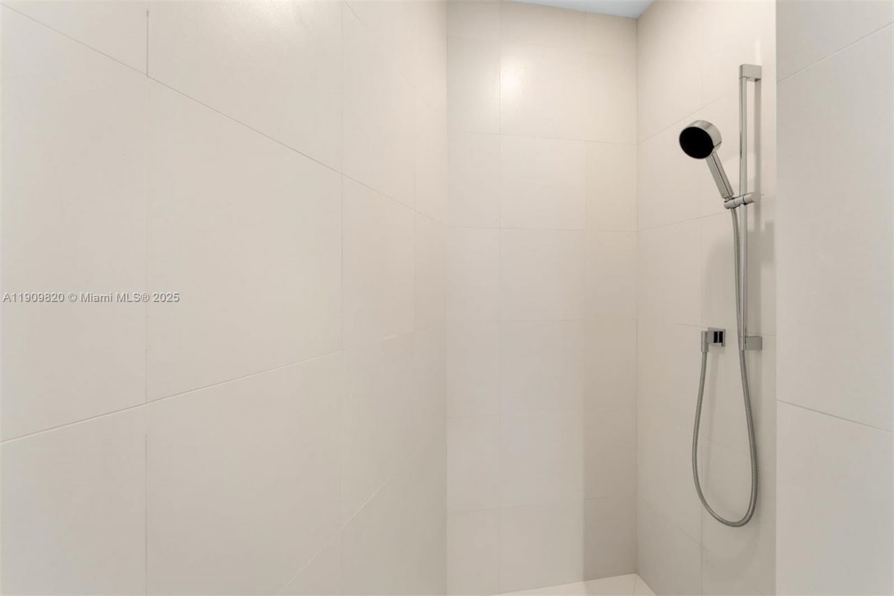 18555 Collins Ave, Unit 3205, Sunny Isles Beach, FL 33160 Photo