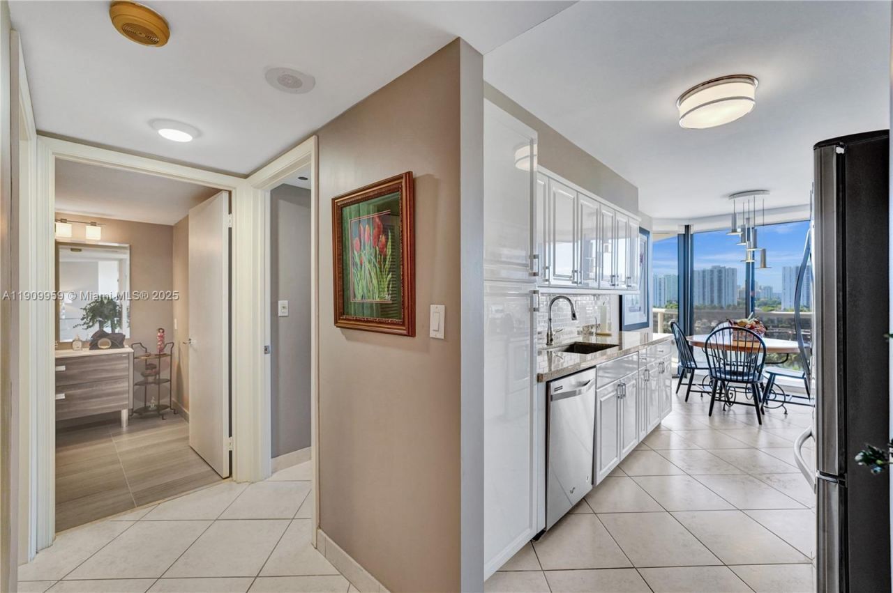 3600 Yacht Club Dr, Unit 904, Aventura, FL 33180 Photo