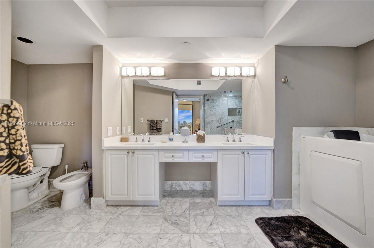 3600 Yacht Club Dr, Unit 904, Aventura, FL 33180 Photo