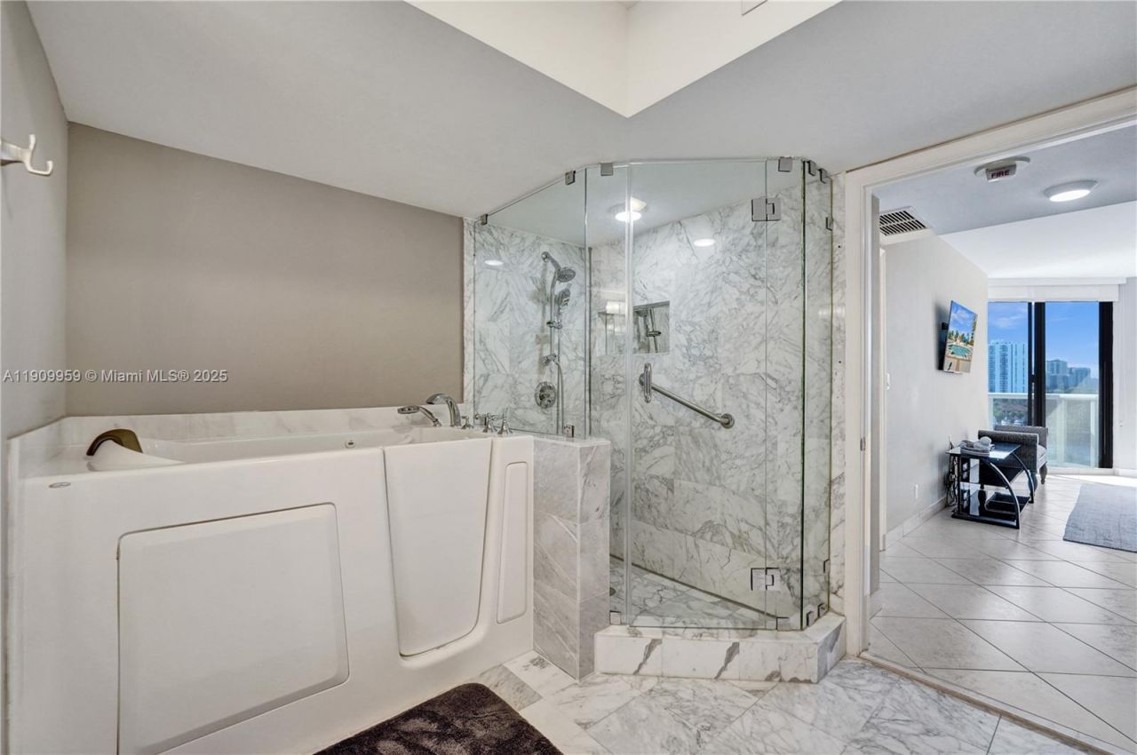 3600 Yacht Club Dr, Unit 904, Aventura, FL 33180 Photo