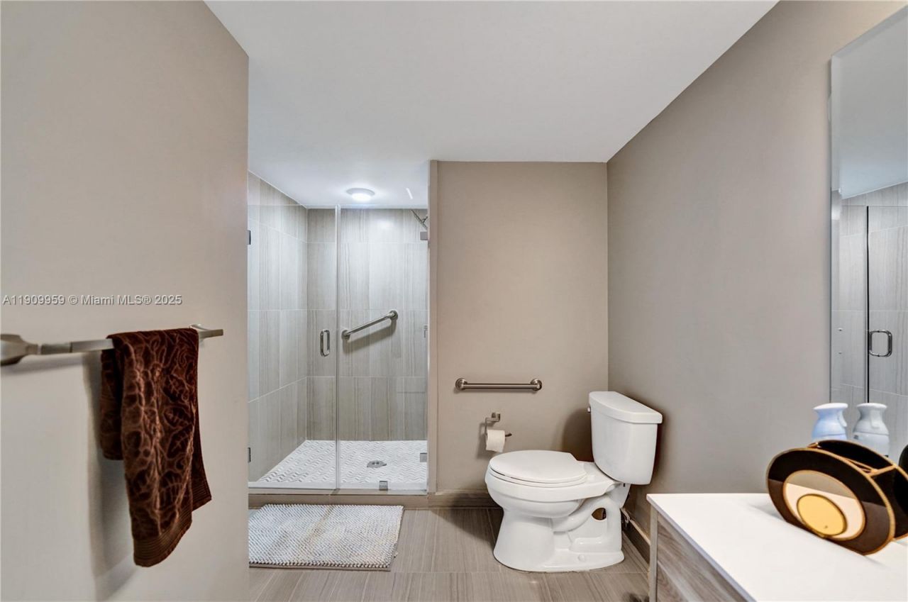 3600 Yacht Club Dr, Unit 904, Aventura, FL 33180 Photo