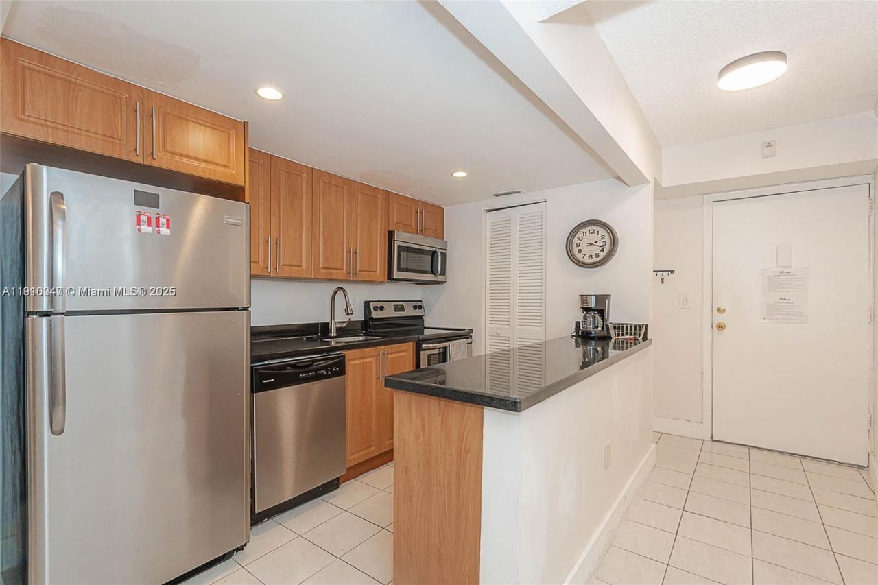 201 178th Dr, Unit 426, Sunny Isles Beach, FL 33160 Photo