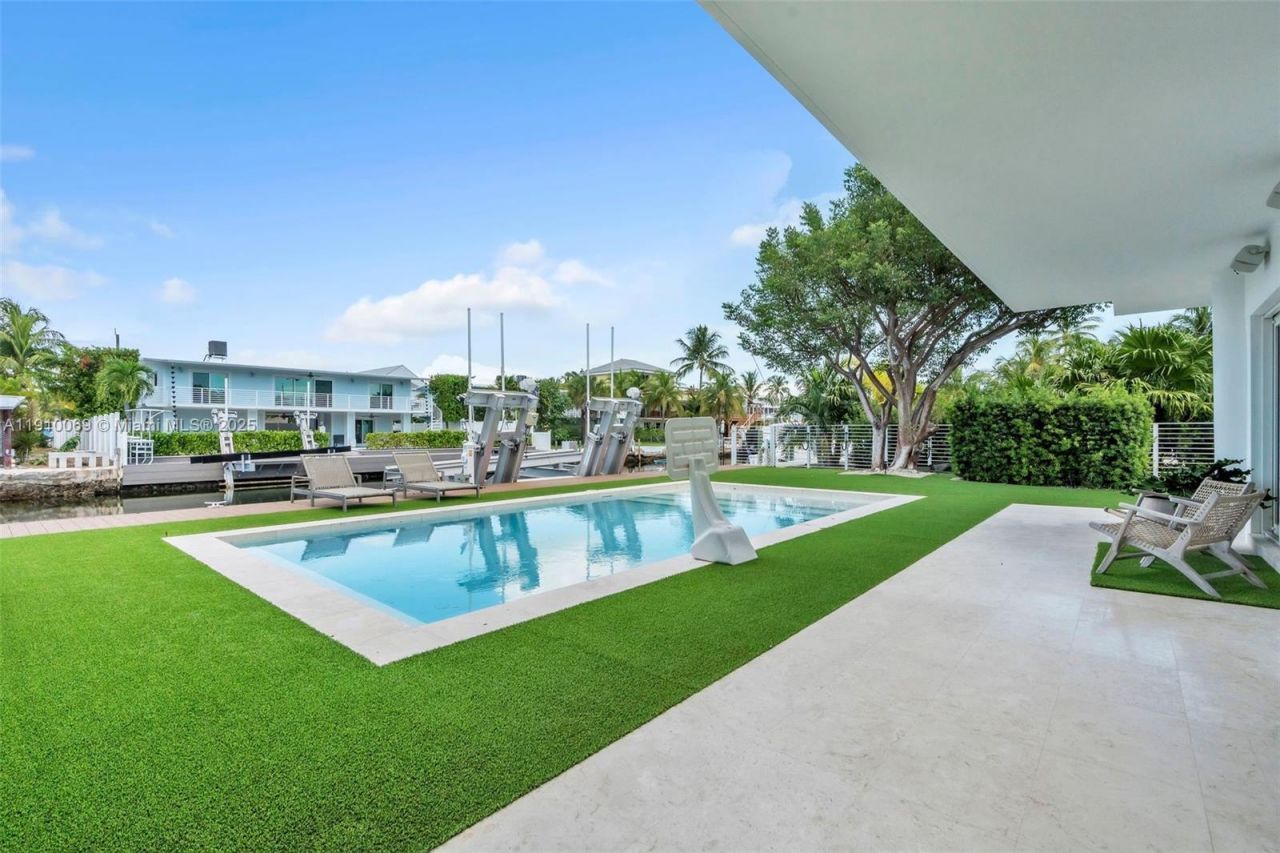 165 Ocean Dr, Tavernier, FL 33070 Photo