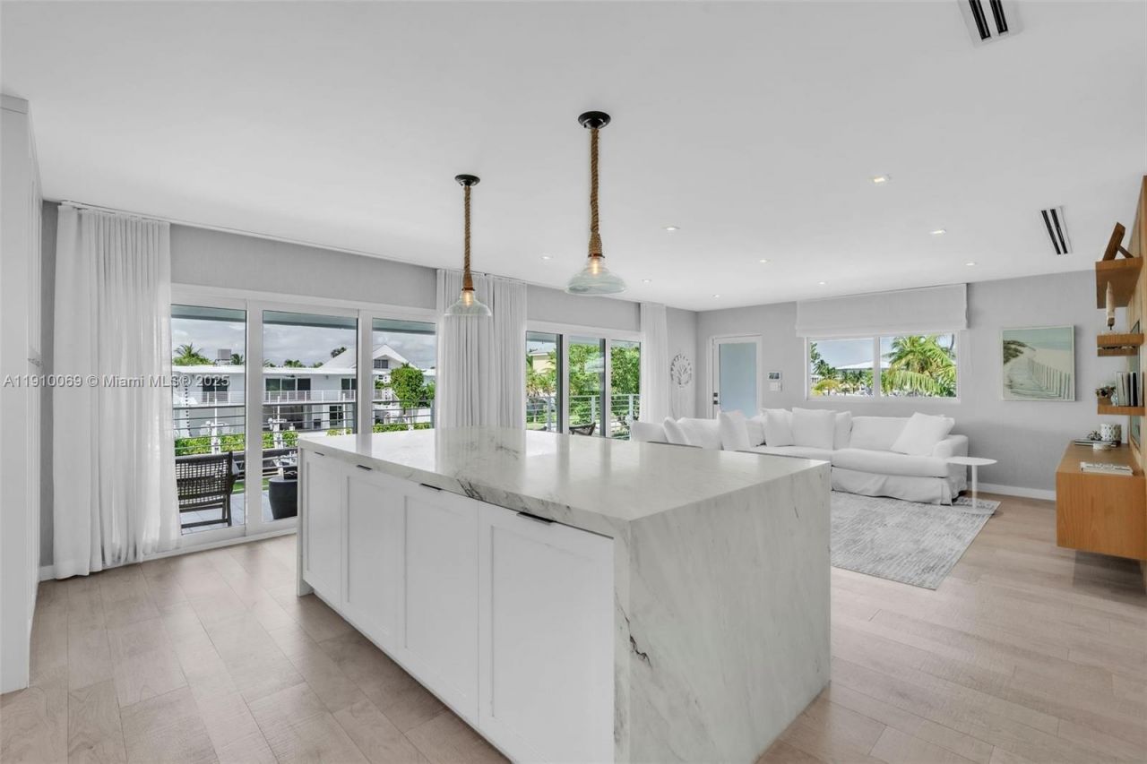 165 Ocean Dr, Tavernier, FL 33070 Photo