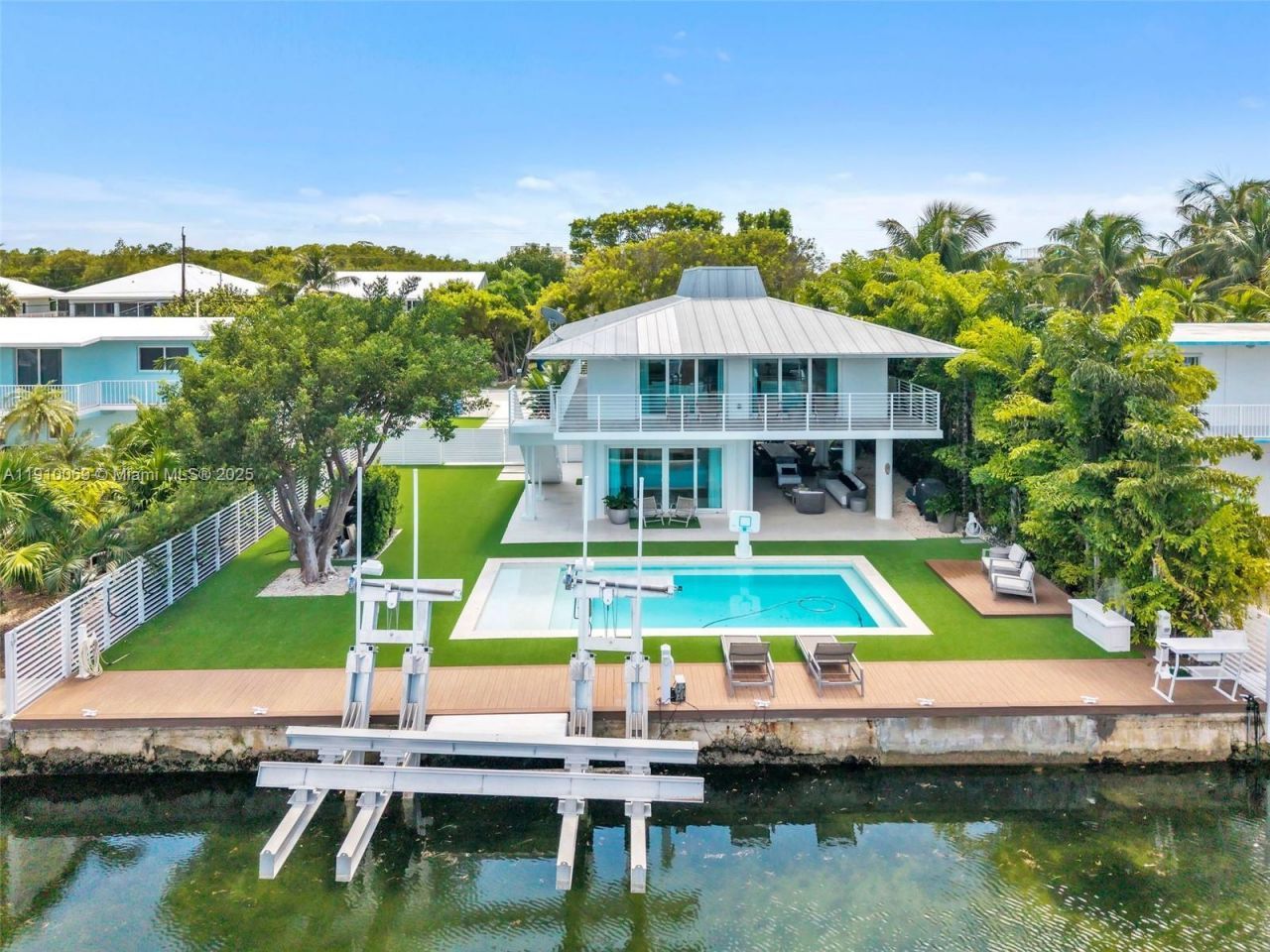 165 Ocean Dr, Tavernier, FL 33070 Photo