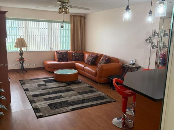 410 SE 2nd St, Unit 105, Hallandale Beach, FL 33009