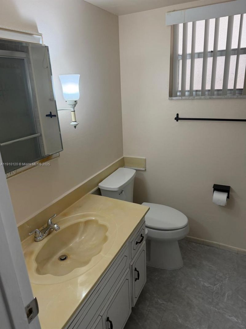 410 SE 2nd St, Unit 105, Hallandale Beach, FL 33009 Photo