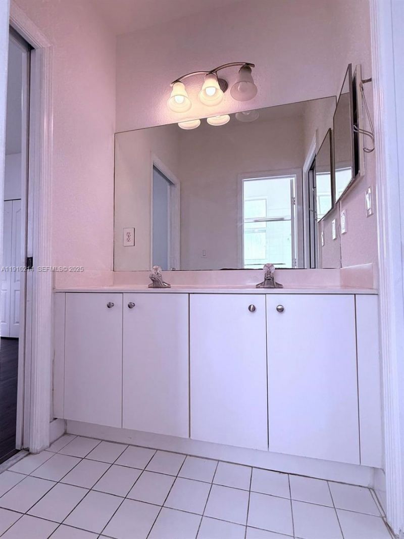 8675 NW 109th Ct, Doral, FL 33178 Photo