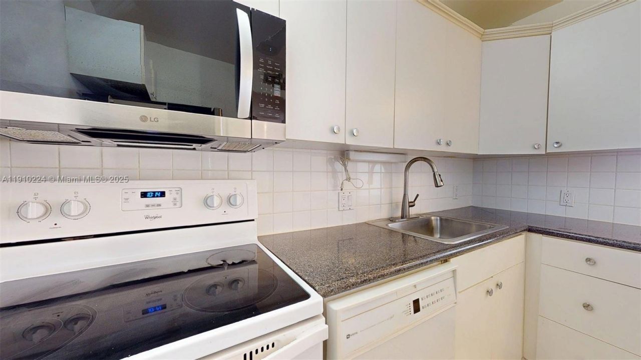 3675 N Country Club Dr, Unit 1610, Aventura, FL 33180 Photo