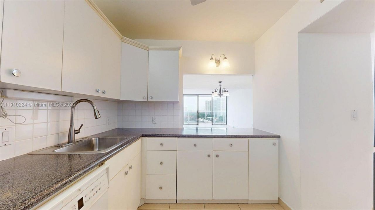 3675 N Country Club Dr, Unit 1610, Aventura, FL 33180 Photo