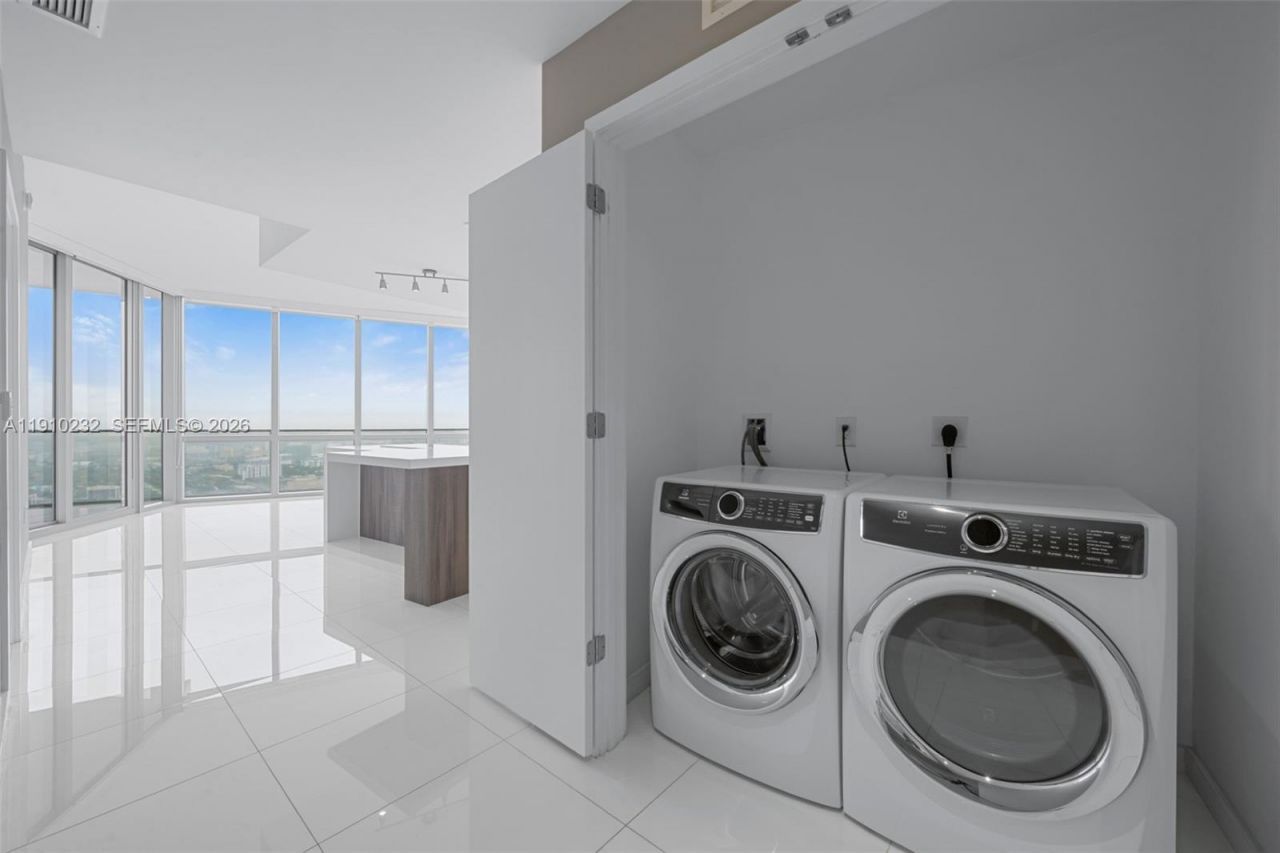 851 NE 1st Ave, Unit 4204, Miami, FL 33132 Photo