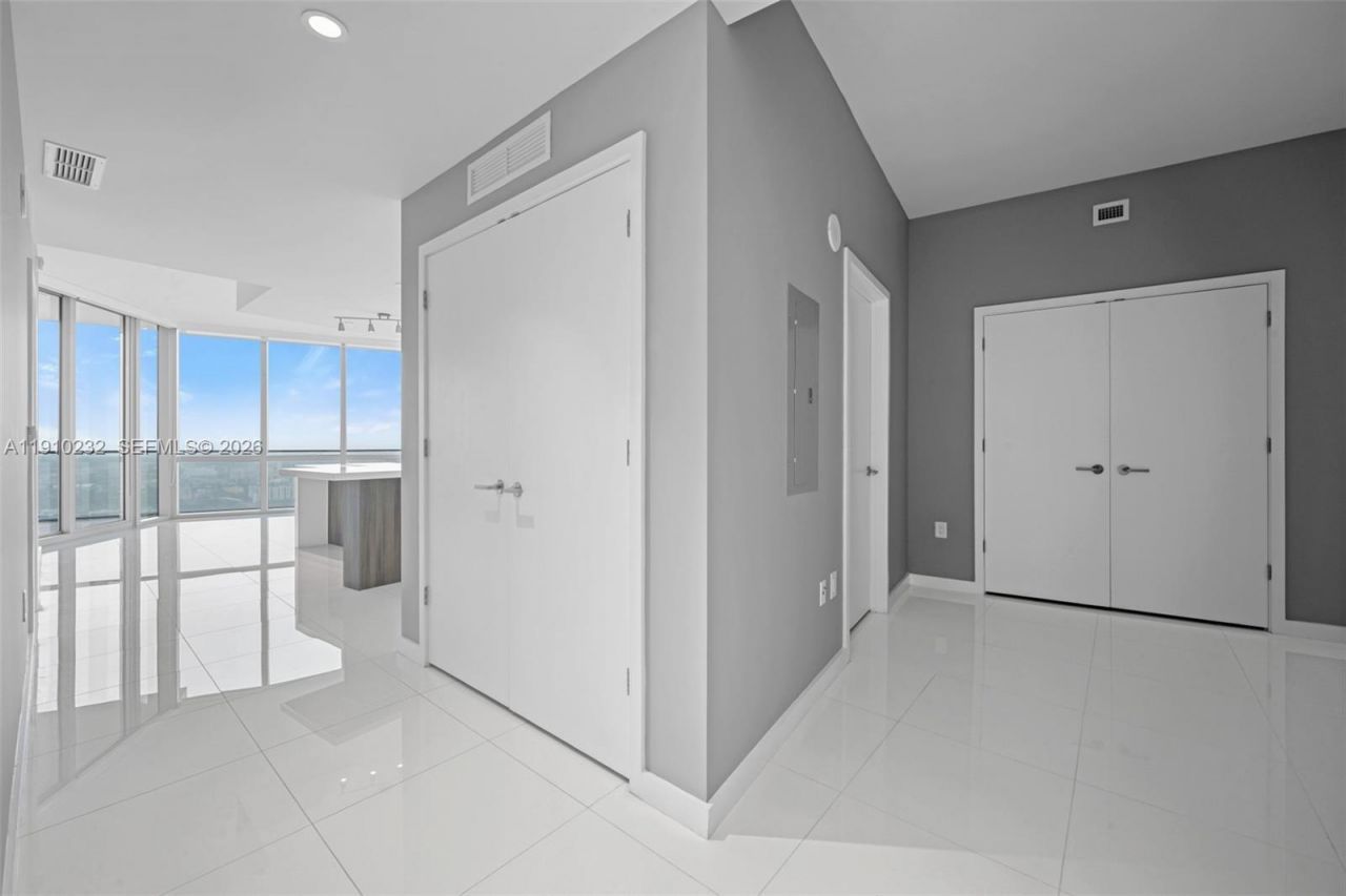 851 NE 1st Ave, Unit 4204, Miami, FL 33132 Photo