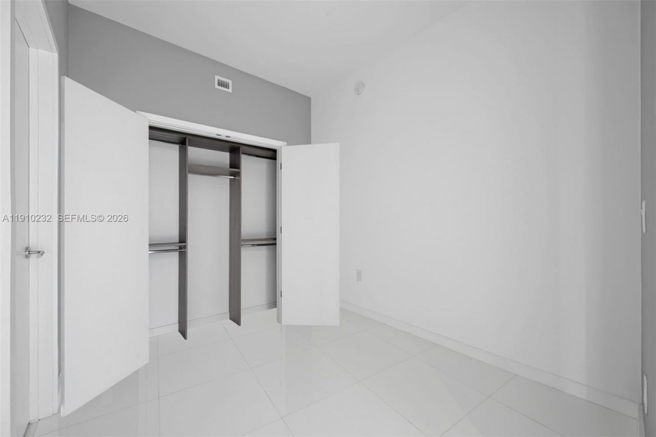 851 NE 1st Ave, Unit 4204, Miami, FL 33132 Photo