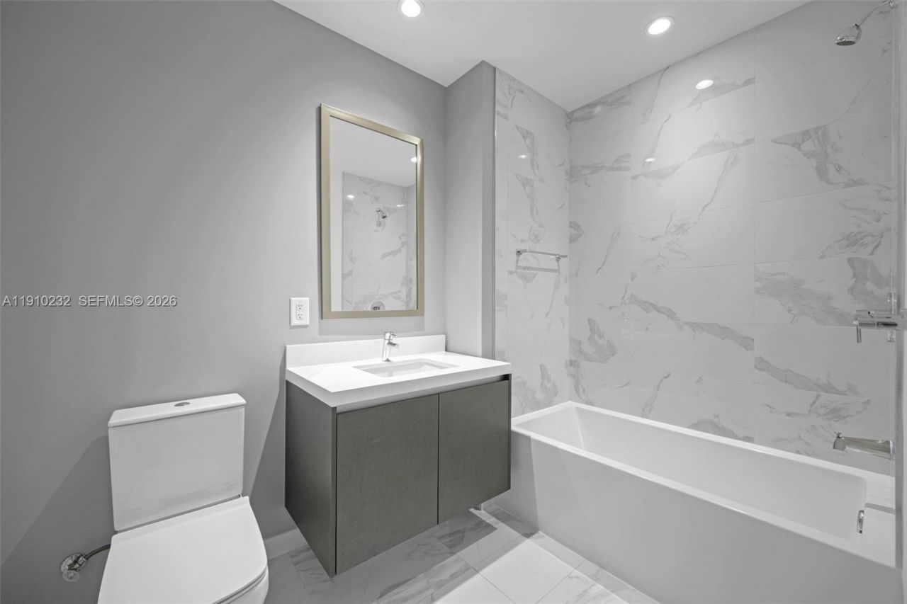 851 NE 1st Ave, Unit 4204, Miami, FL 33132 Photo