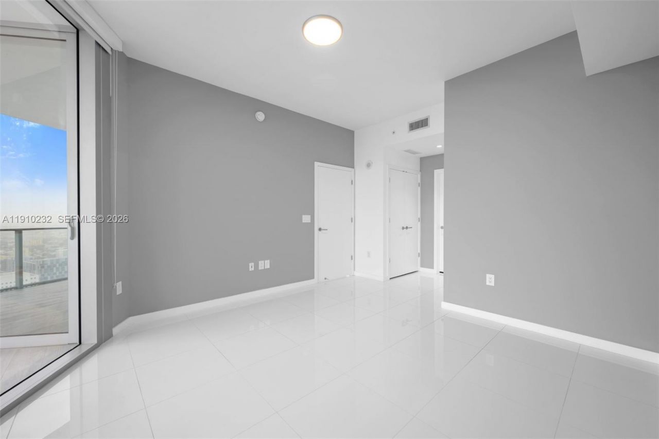 851 NE 1st Ave, Unit 4204, Miami, FL 33132 Photo