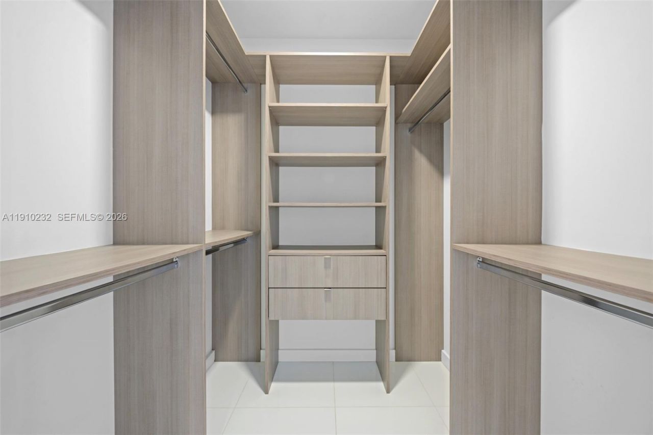 851 NE 1st Ave, Unit 4204, Miami, FL 33132 Photo