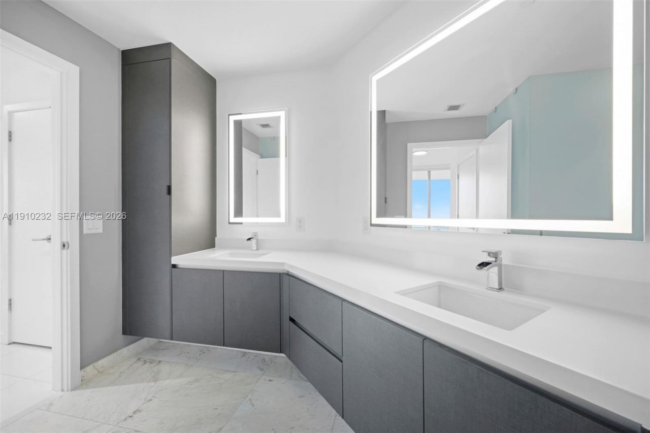 851 NE 1st Ave, Unit 4204, Miami, FL 33132 Photo