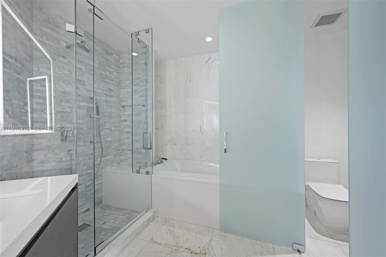 851 NE 1st Ave, Unit 4204, Miami, FL 33132 Photo